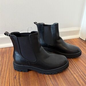 NWT Old Navy black Chelsea boots